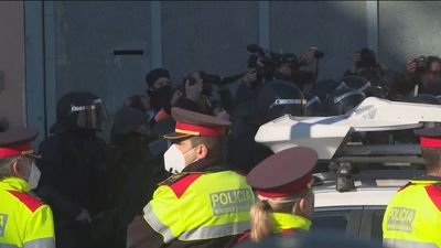 Tensión en el desalojo de una nave en Badalona ocupada por 100 migrantes