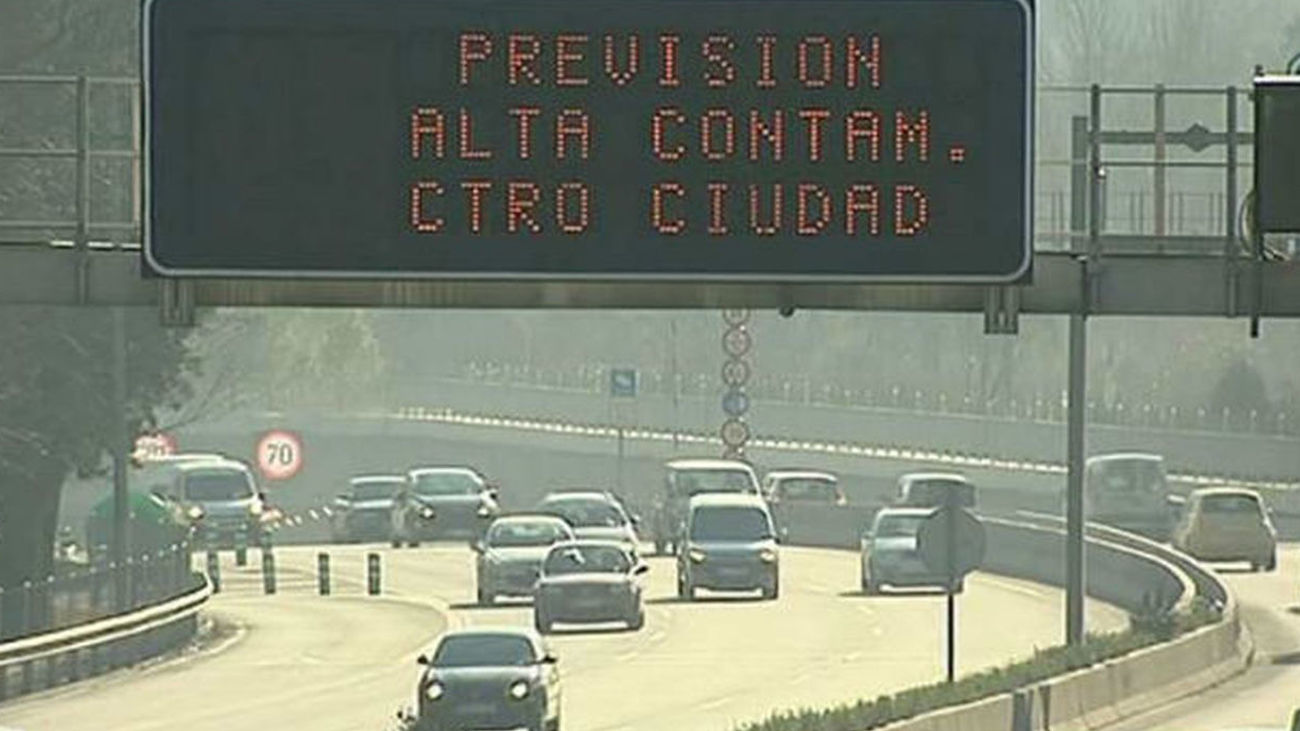 Panel de aviso por alta contaminación en Madrid