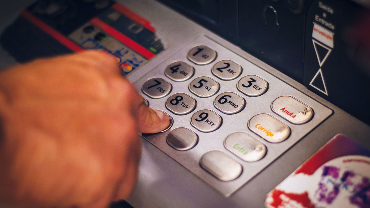 Un anciano recoge 100.000 firmas para pedir que le atiendan presencialmente en el banco