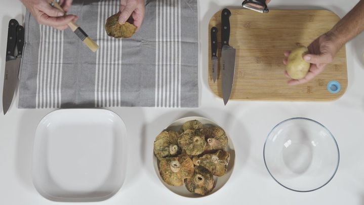 Receta de patatas con costillas y níscalos