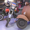 Nos colamos en un taller/museo de Vespas en Alcalá de Henares