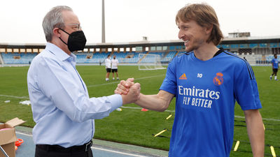 Florentino Pérez anima a la plantilla ante una semana decisiva