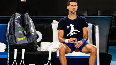Un juez ordena que Djokovic no sea deportado de manera inmediata