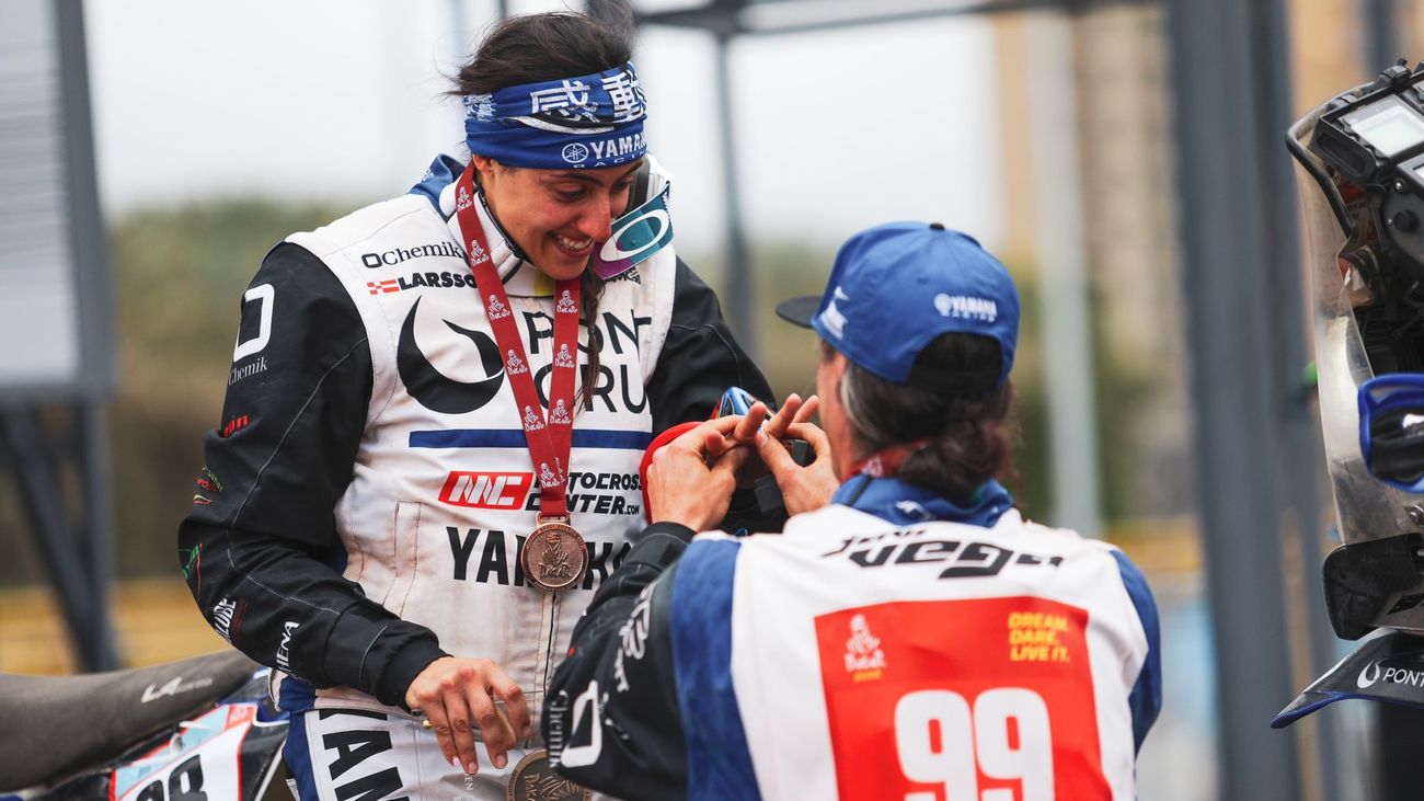 El madrileño Javi Vega le pide matrimonio a Sara García en el podio del Dakar