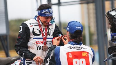 El madrileño Javi Vega le pide matrimonio a Sara García en el podio del Dakar
