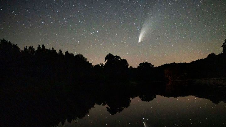 El cometa Neowise reflejado en el  rio Umpqua, USA / EUROPA PRESS