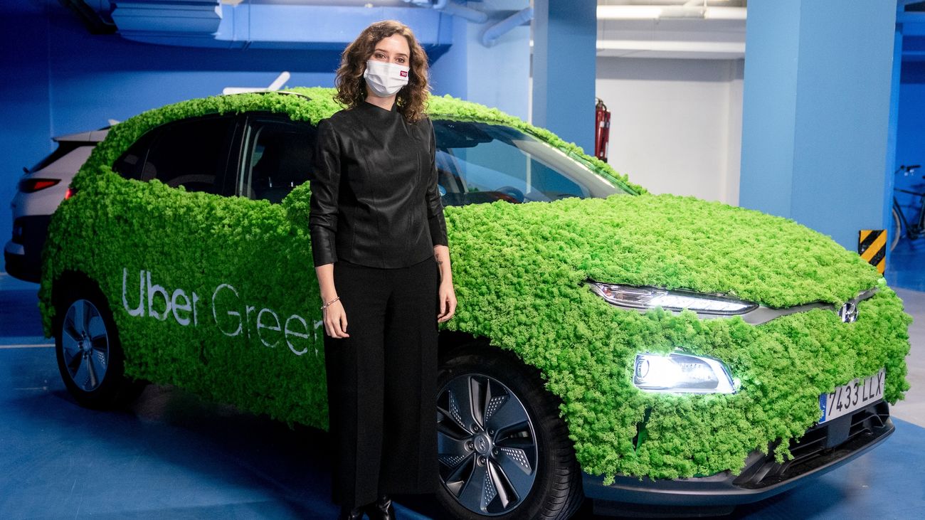 Ayuso da su respaldo a las VTC y cree que el sector del taxi puede ser "más competitivo y moderno"