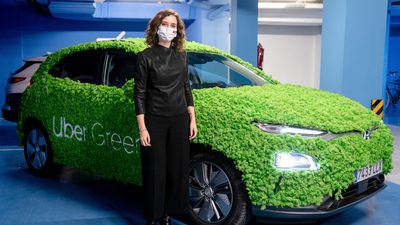 Ayuso da su respaldo a las VTC y cree que el sector del taxi puede ser "más competitivo y moderno"