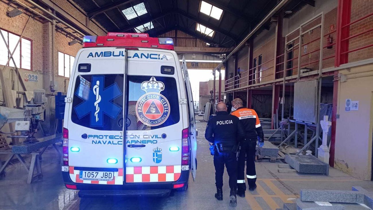 Herido un obrero al caerle encima varias planchas de mármol en una empresa de Navalcarnero