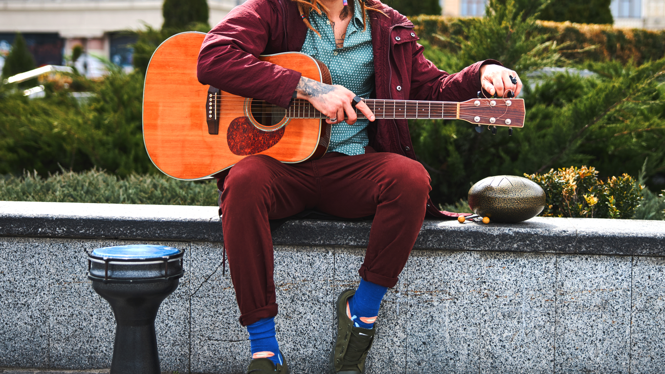 Una nueva ordenanza prohíbe el uso de amplificadores a los artistas callejeros