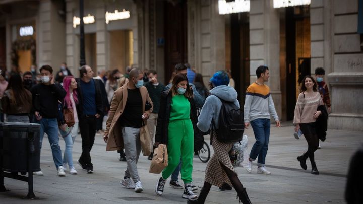 Los contagios por Covid en España siguen al alza pero el ritmo se ralentiza