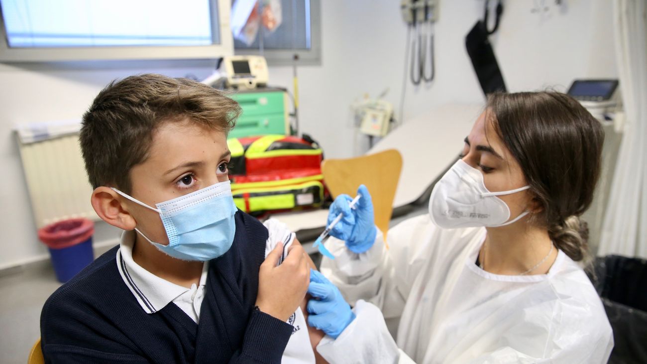 Una enfermera vacuna a un niño contra la Covid