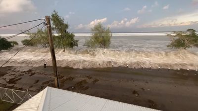 Un tsunami provocado por la erupción de un volcán submarino golpea la isla de Tonga