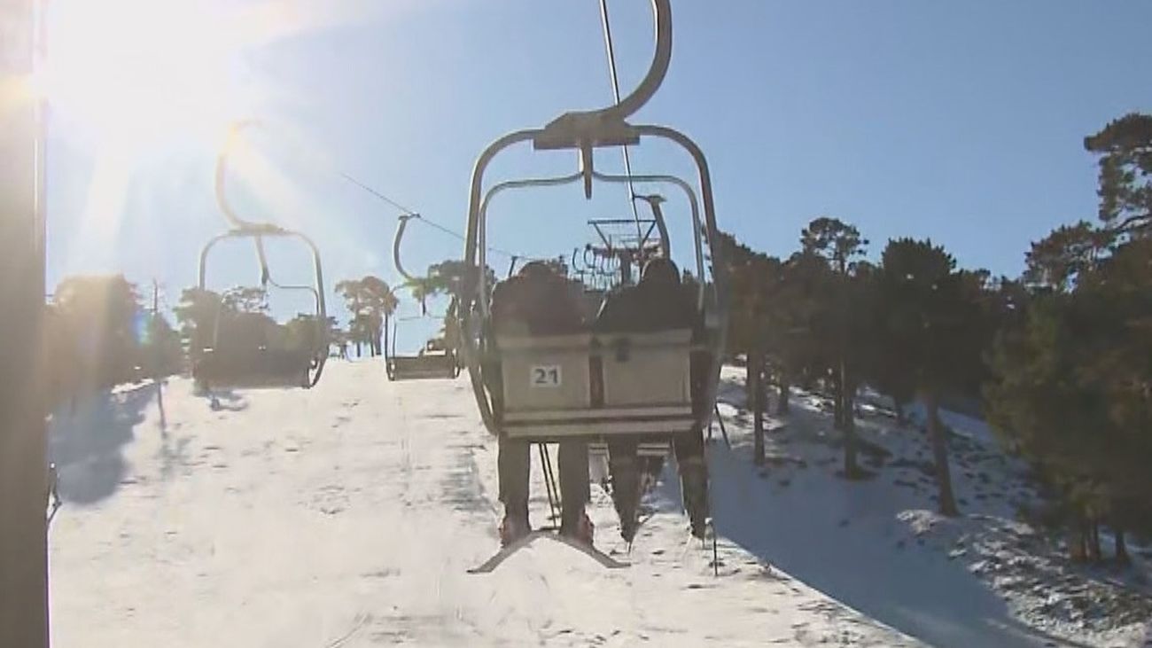 Los madrileños disfrutan de la reapertura de las pistas de esquí de Navacerrada