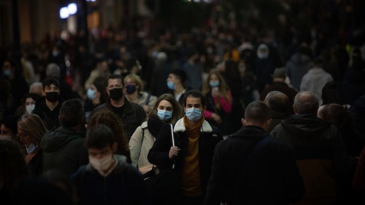 Ligero descenso en los contagios de Covid en España aunque continúa la presión hospitalaria