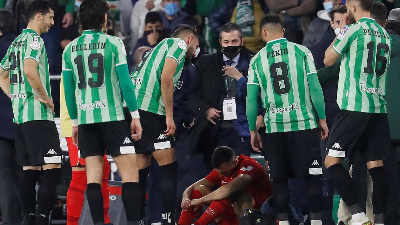 El centrocampista del Sevilla Joan Jordán tras recibir el impacto de un palo tirado desde la grada