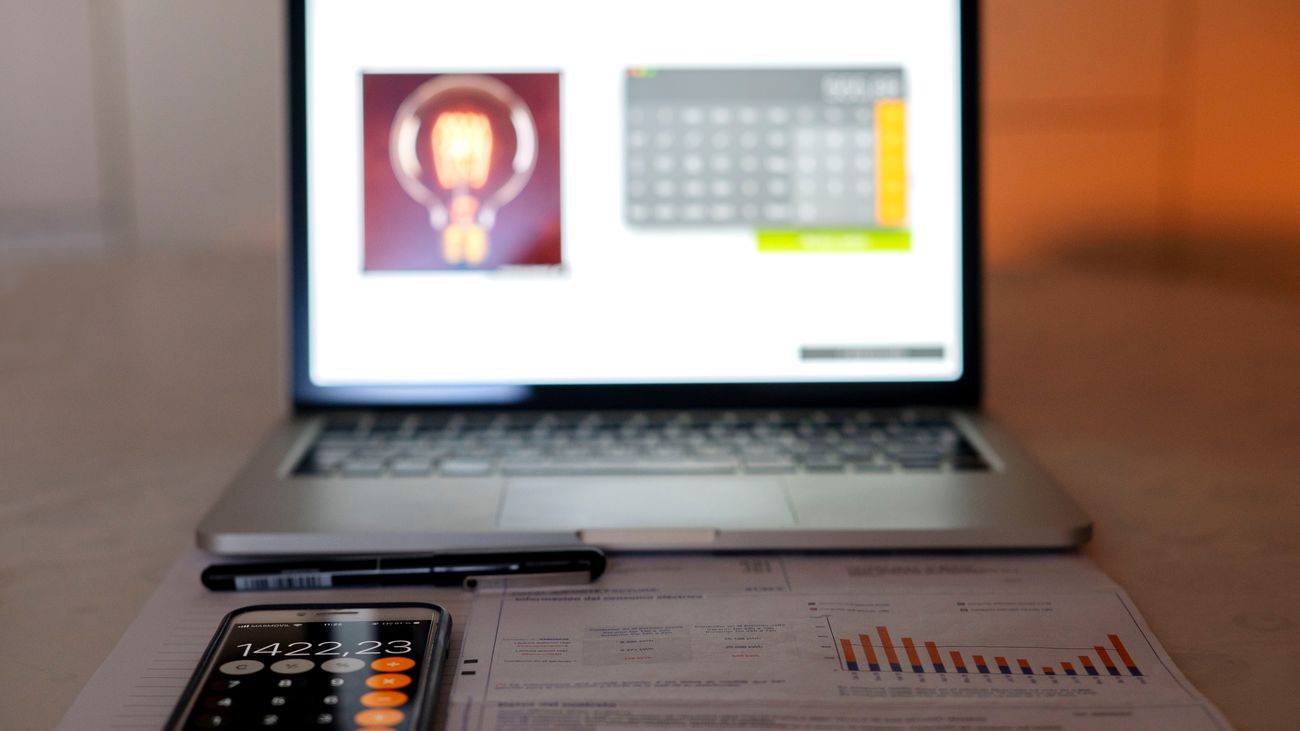 El precio de la luz cae un 3% en el domingo más caro de enero