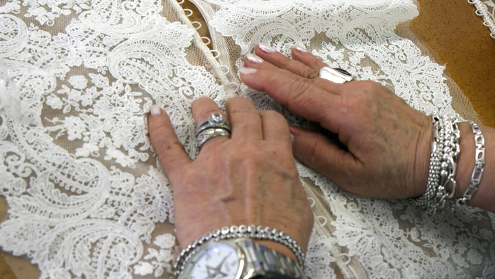 ¿Reciclar vestidos de boda? Un taller de Fuenlabrada les devuelve todo el estilo