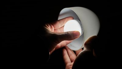 El precio  de la luz caerá este martes un 8,9 % y será de 222 euros/MWh