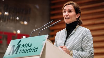 Mónica García, sobre la 'gripalización' de la pandemia: "A la gripe la tratábamos mal y colapsaba los hospitales"