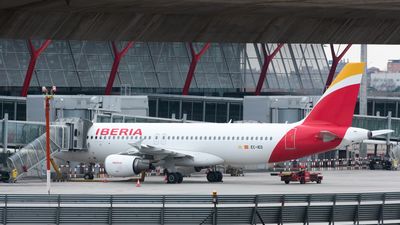 Iberia avisa: el aeropuerto de Madrid "se quedará atrás" si no se cierra la compra de Air Europa