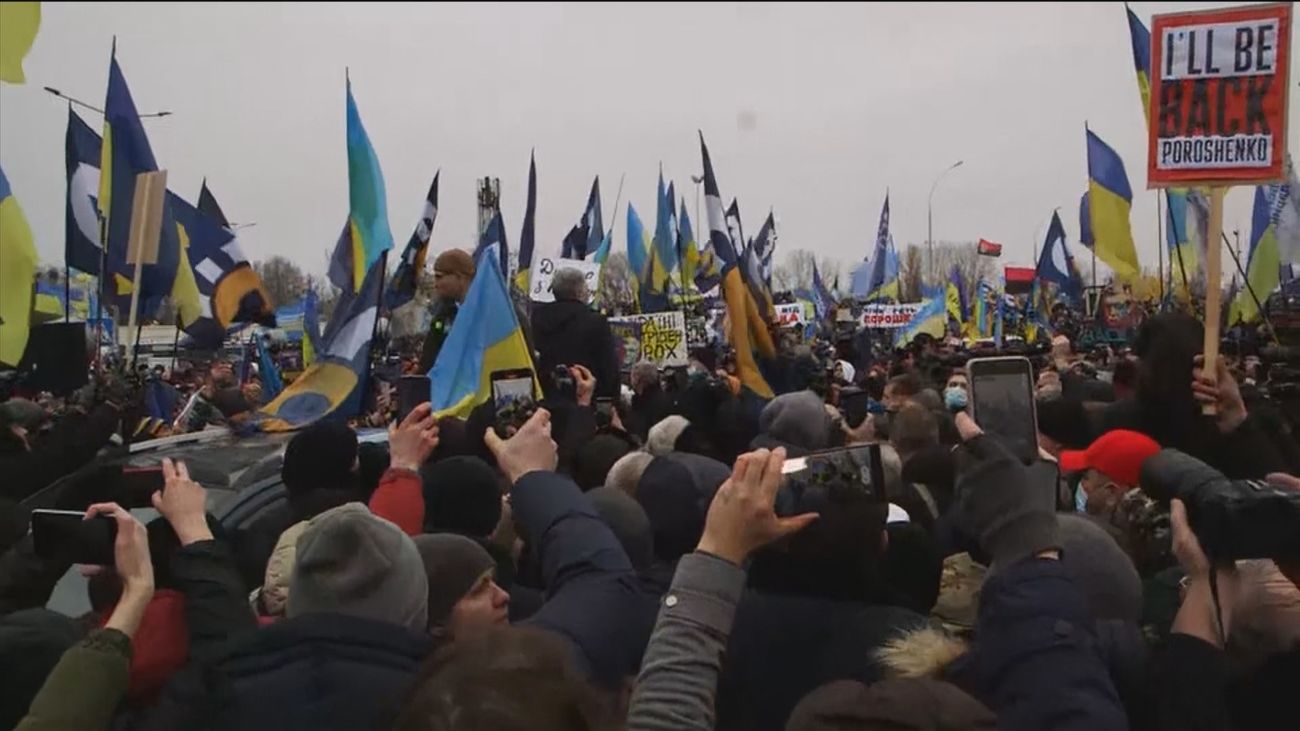 El expresidente ucraniano Poroshenko regresa al país en medio de la amenaza soviética