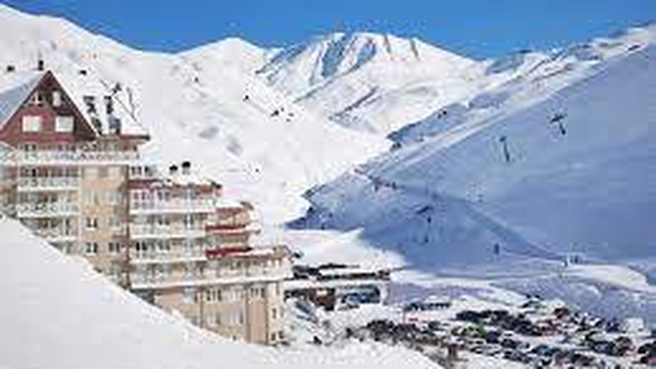 Fallece una esquiadora madrileña de 63 años en Astún tras salirse de la pista