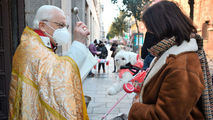 El Padre Ángel realiza la tradicional bendición de animales en la Parroquia de San Antón durante el día del patrón de los animales. / EUROPA PRESS