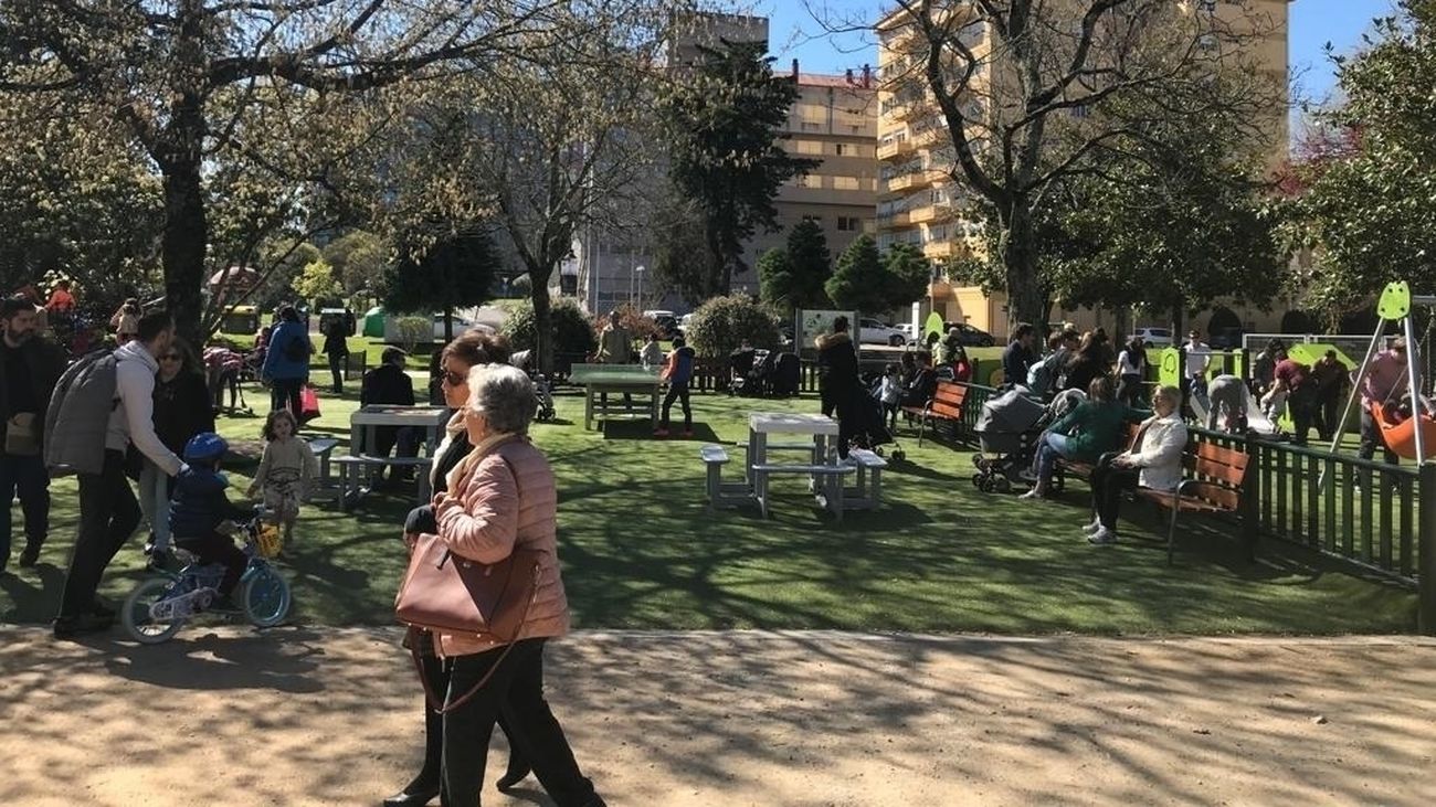 Imagen de un parque con distintos grupos de edad