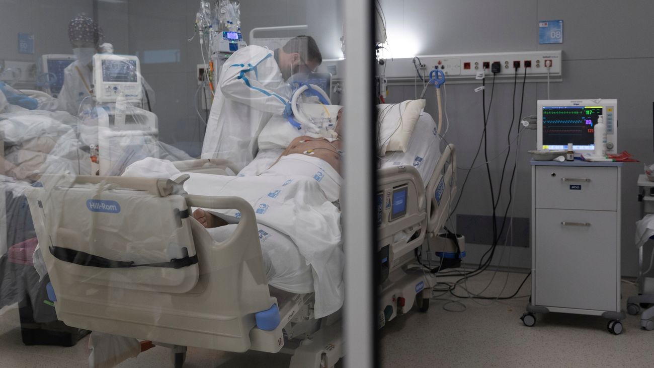 Un sanitario alrededor de un paciente ingresado en la UCI del Hospital Enfermera Isabel Zendal