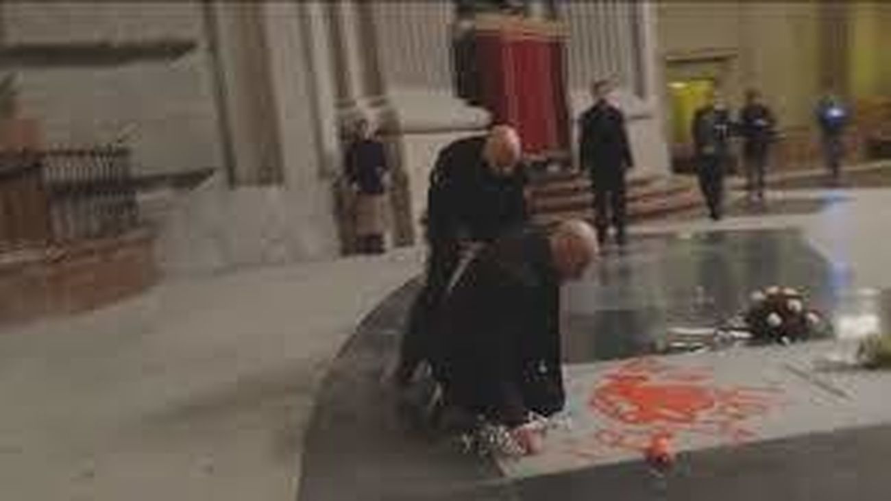 Momento en el que Eduardo Tenreiro vertió pintura sobre la tumba de Franco