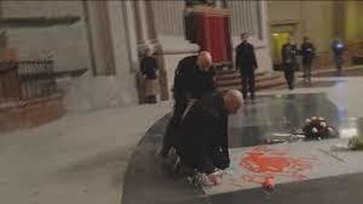 Absuelto el artista que pintó en la tumba de Franco en el Valle de los Caídos en 2018