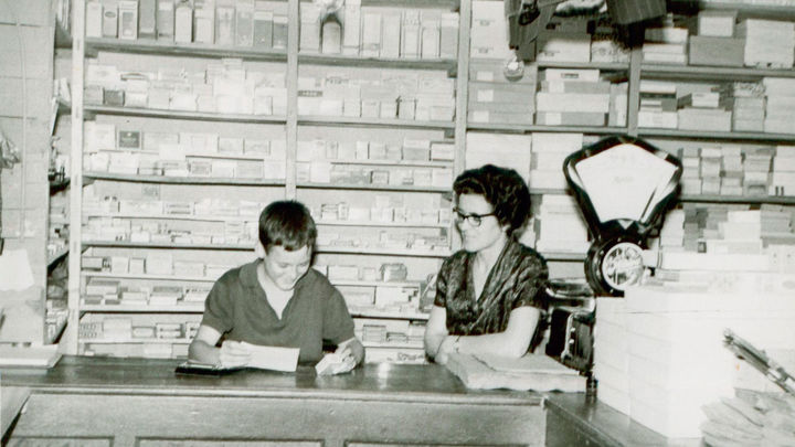 José Bono de niño, con su madre Amelia, en la tienda familiar / José Bono