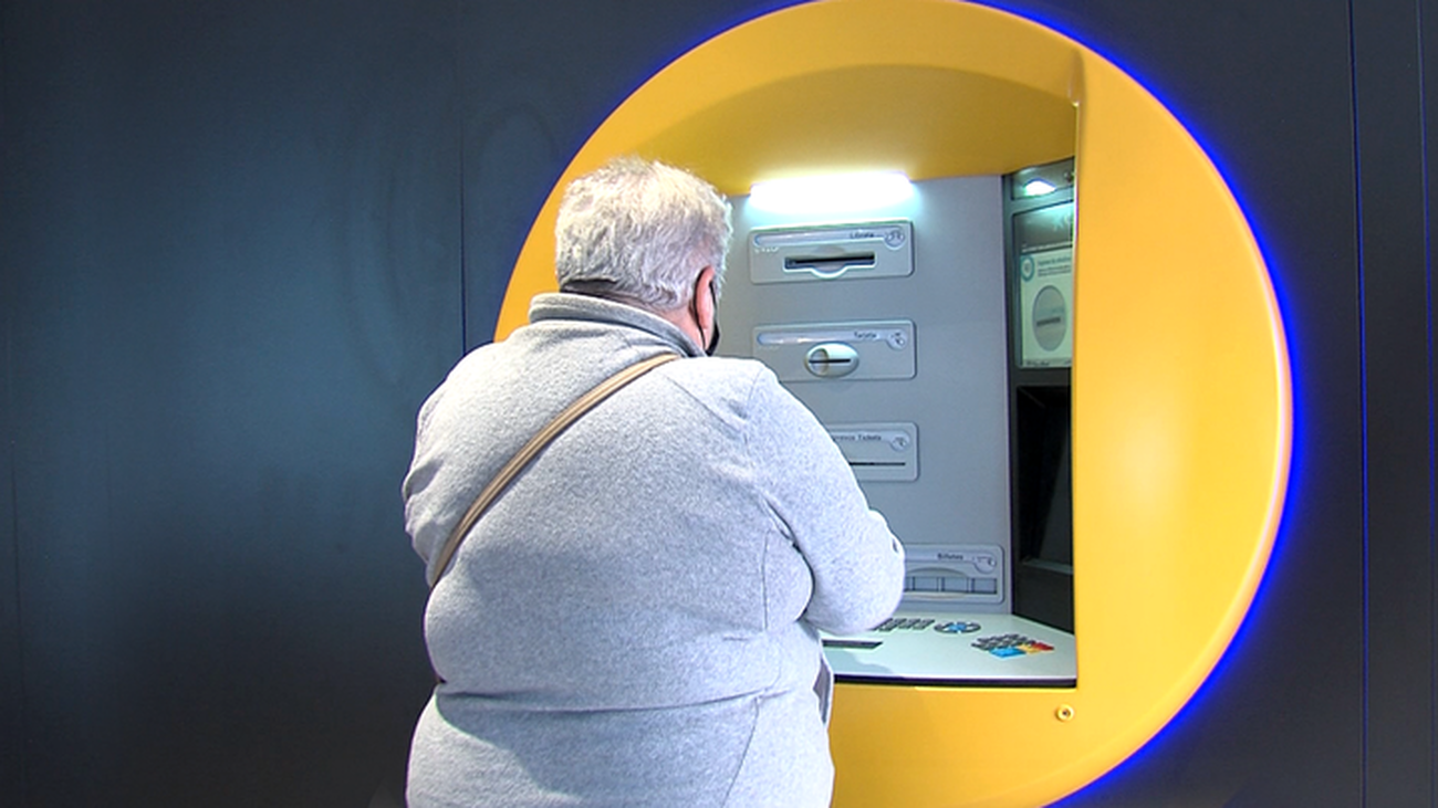 Una persona mayor se dispone a sacar dinero de un cajero automático