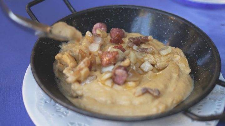 Nos enseñan a preparar gachas manchegas en Alcalá de Henares