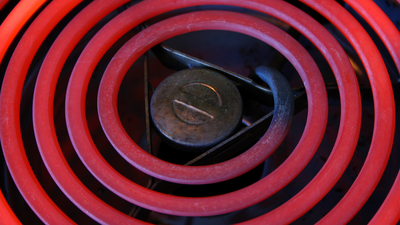 Esto es lo que paga una vecina de Puente de Vallecas por tener toda la casa eléctrica