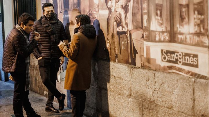 Tres personas, en la chocolatería San Ginés, durante estas Navidades / EP