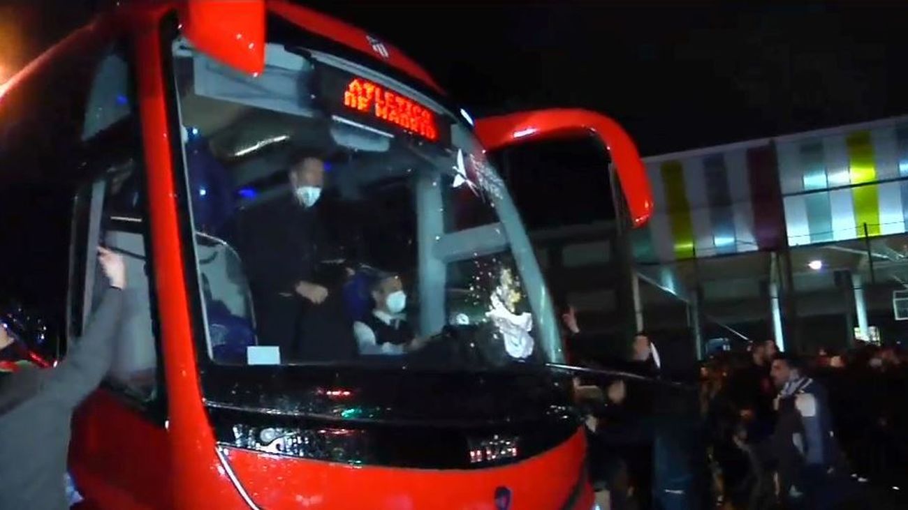 Atacan el autobús del Atlético de Madrid a su llegada al estadio de la Real Sociedad