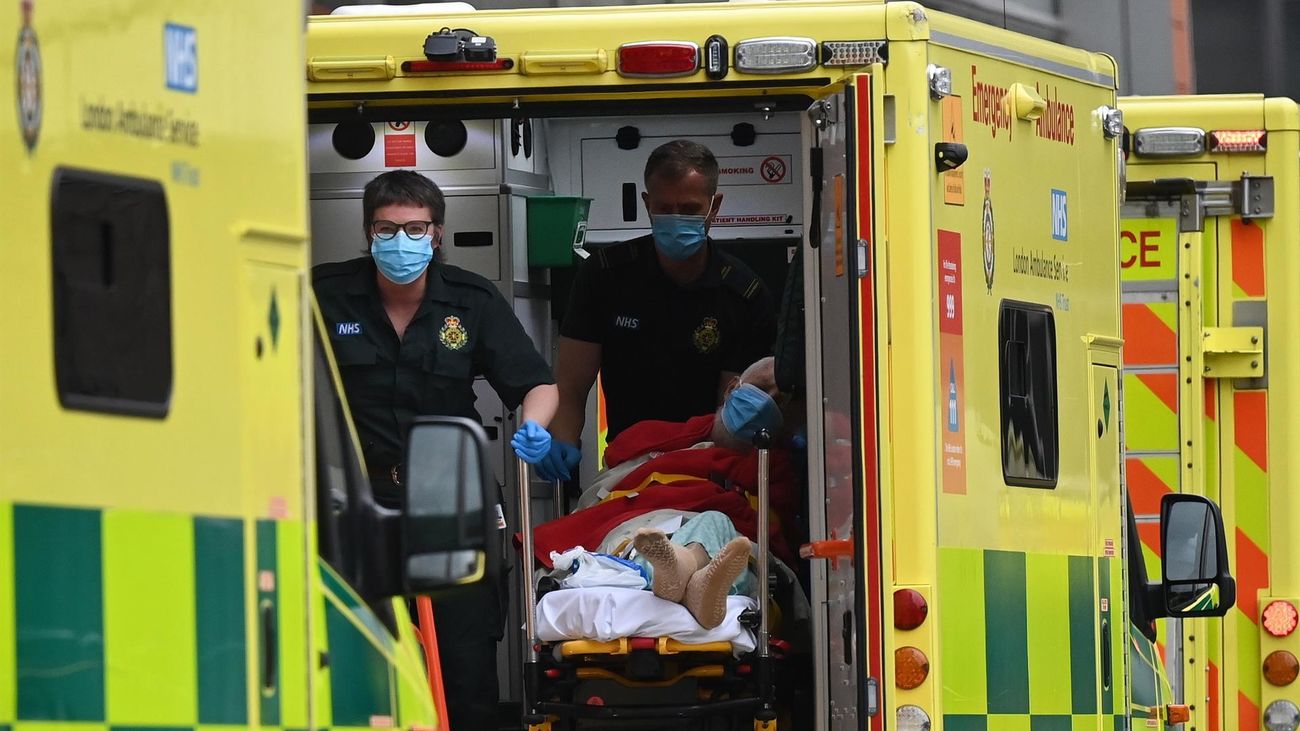 Inglaterra levantará restricciones como el uso obligatorio de mascarillas en exteriores pese a las altas cifras de muertes