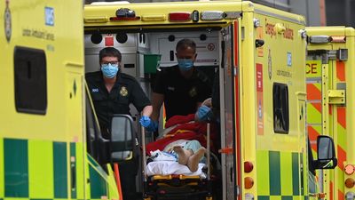 Inglaterra levantará restricciones como el uso obligatorio de mascarillas en exteriores pese a las altas cifras de muertes