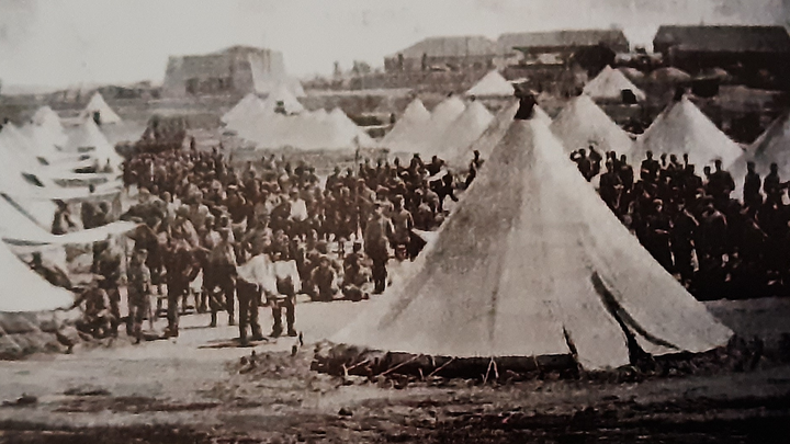 Campamento militar junto a la carretera de Extremadura / FR