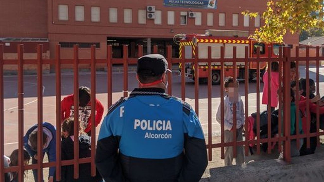 Un agente municipal de  Alcorcón frente a un colegio de la localidad