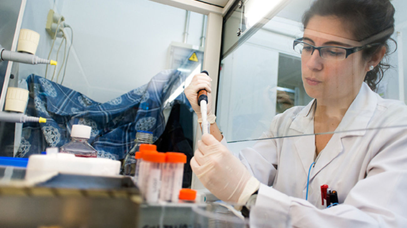 Una investigadora en la Universidad Complutense de Madrid