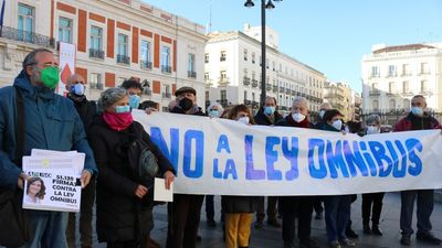 Entregan a Ayuso más de 50.000 firmas para que no tramite la Ley Omnibus
