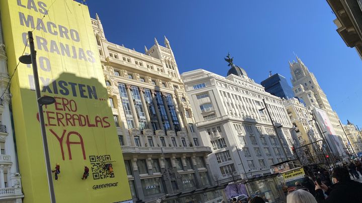 Ecologistas exigen en Gran Vía  a Pedro Sánchez el cierre de macrogranjas que "no" existen