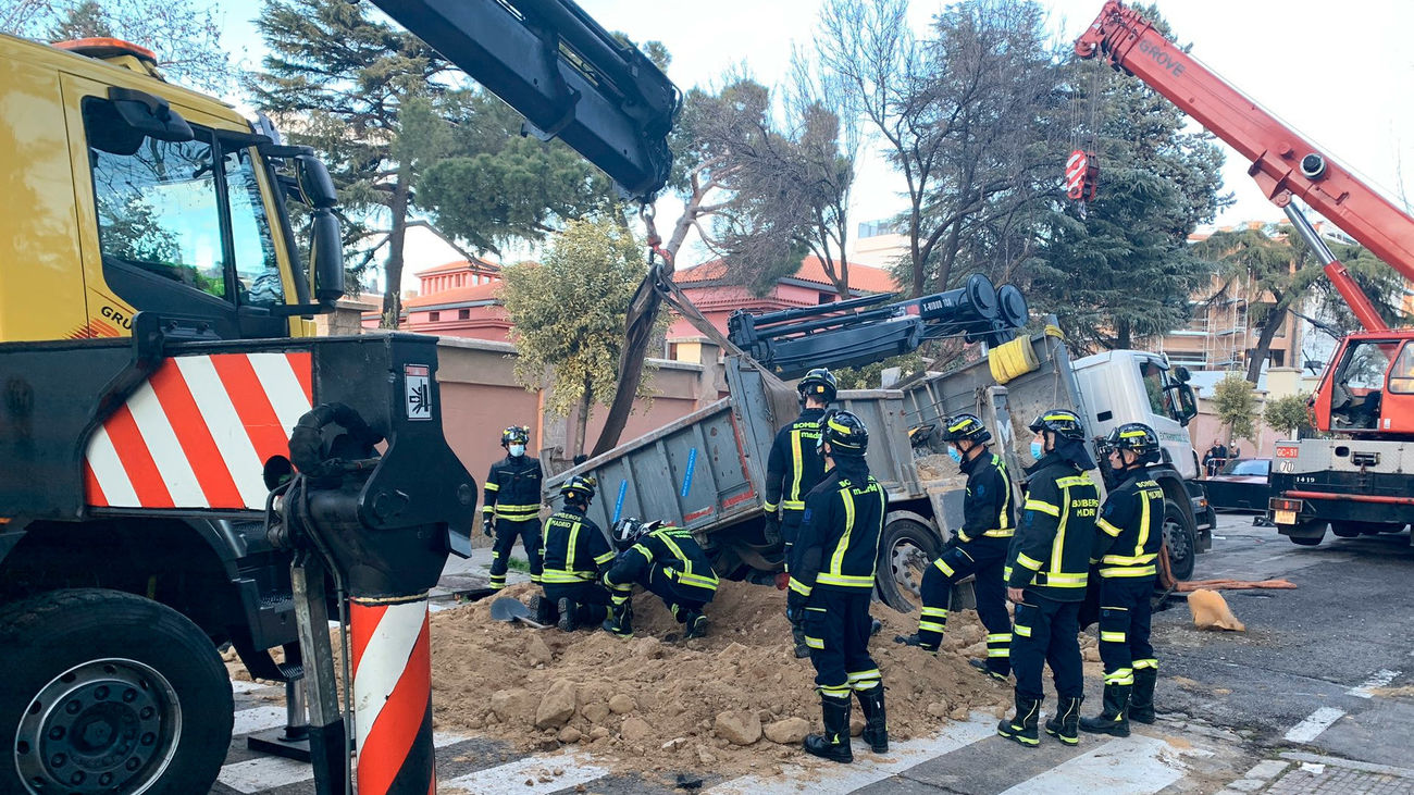 Bomberos de Madrid liberan un camión que se había hundido en el pavimento en Hortaleza