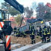 Bomberos de Madrid liberan un camión que se había hundido en el pavimento en Hortaleza