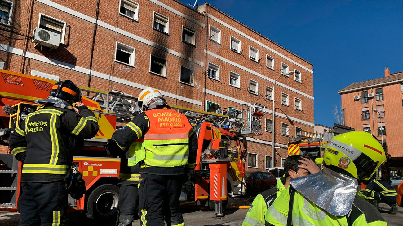 Un incendio calcina una vivienda de un edificio en Carabanchel