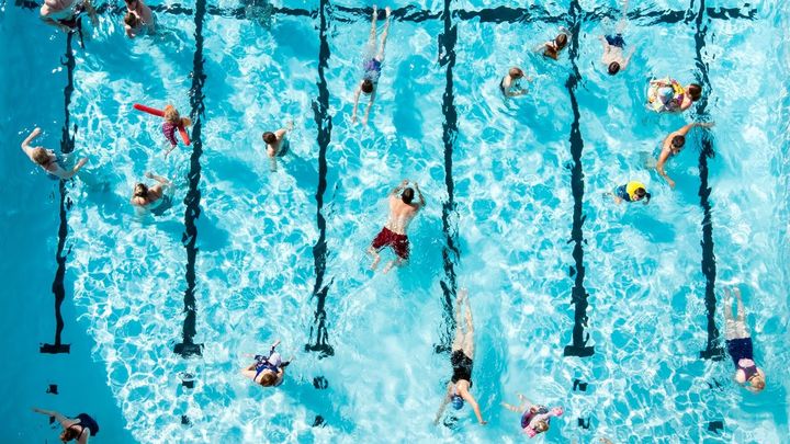 Las piscinas de verano municipales abrirán en Madrid la víspera de San Isidro