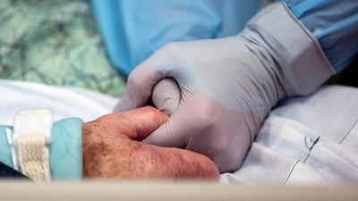 Los médicos, superados por la sexta ola: casi la mitad toma antidepresivos y un 25%  quiere dejar la profesión